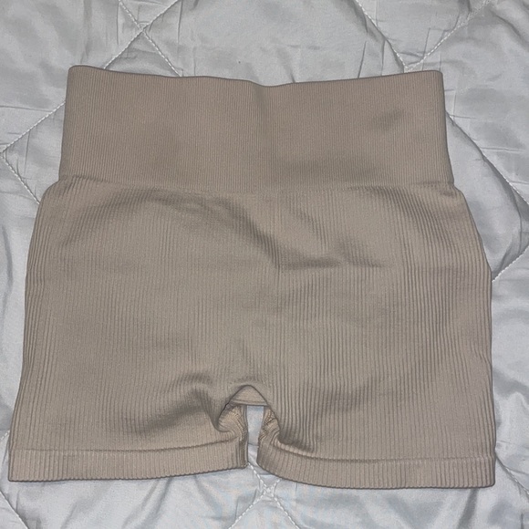 BEIGE/CREAM RIBBED SCRUNCH SHORT SHORTS! - Picture 2 of 3